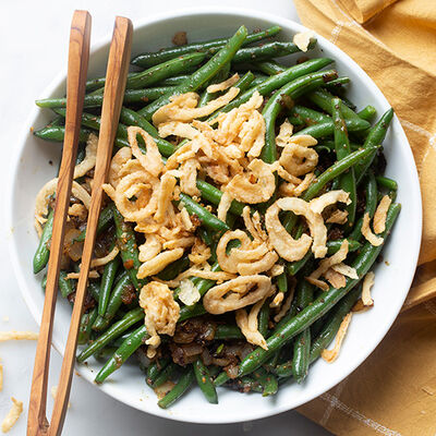 Onion and Cracked Pepper Green Beans